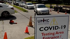 Američané čekají v dlouhé koloně na testy na koronavirus v Houstonu v Texasu....