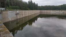 D�lníci v sou�asnosti opravují dilata�ní spáry nádr�e.