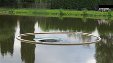 Auto skonilo na bahnitém dni rybníka. Z vody koukala jen ást stechy.