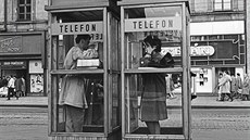 Hranaté telefonní krabice ze 60. let mnoho krásy nepobraly, m�ly daleko k...