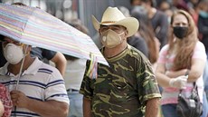 Lidé v Houstonu čekají ve frontě na testování onemocnění covid-19. (30. června...