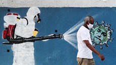 Mu s roukou prochází kolem graffiti v Rio de Janeiru. (25. ervna 2020)