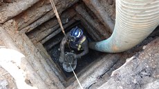 Bhem prací na propadlé pd v ústeckých Veboicích pouili odborníci sací...