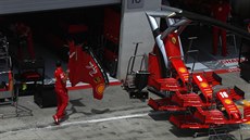 Tým Ferrari se chystá na Velkou cenou Rakouska formule 1 na okruhu ve...