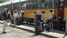 Cestující vystupují z vlaku RegioJetu v chorvatské Rijece. (1. července 2020)