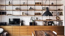 Obývací pokoj odlehčuje sestava nábytku z dubu a černé betonářské oceli.