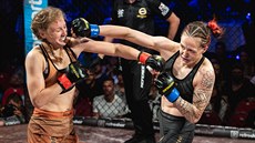 Slovenská MMA zápasnice Lucia Szabová (vlevo) schytává ránu od eky Terezy...