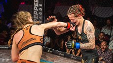 Slovenská MMA zápasnice Lucie Szabová (vlevo) trefuje eku Terezu Bledou ve...