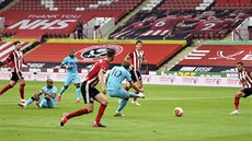 Harry Kane (uprosted) z Tottenhamu stílí gól v zápase se Sheffieldem United.