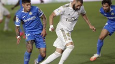 Karim Benzema (uprosted) z Realu Madrid stíhaný  Mathiasem Oliverou (vlevo) z...