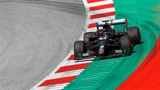 St�íbrný mercedes se p�evlékl do �erné, proto�e formulí jedna hýbe krom�...