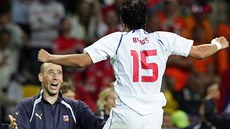 Milan Baro (zády) se raduje s Janem Kollerem z gólu v zápase s Nizozemskem na...