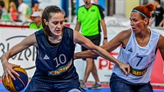 Michaela Mocová (vlevo) a Andrea Klaudová bhem turnaje 3x3 v Hradci Králové