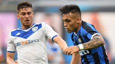 Ale� Mat�j� (vlevo) z Brescie sleduje Lautara Martineze z Interu Milán.