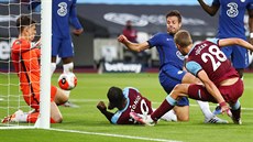 Tomá Souek (28) z West Hamu pekonává obranu Chelsea, jeho gól ale neplatil.