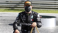 Valtteri Bottas z Mercedesu s trofejí pro vítze Velké ceny Rakouska formule 1.