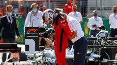 Lewis Hamilton (triko Black Lives Matter) a Sebastian Vettel podpoili pokleknutím boj s rasismem. Kimi Räikkönnen (uprosted) zstal stát.