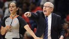 Mike Thibault diriguje hráky Washington Mystics.