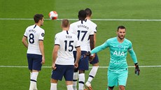 Hugo Lloris (vpravo) povzbuzuje spoluhráe z Tottenhamu.