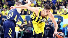 Nando De Colo (vpravo) z Fenerbahce útoí v duelu s Realem Madrid.