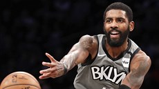 Kyrie Irving z Brooklynu pihrává.