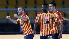 Fabio Lucioni (vlevo) a jeho spoluhrái z Lecce oslavují gól.