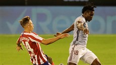 Joseph Aidoo (vpravo) z Viga uniká Marcosi Llorentemu z Atlétika.