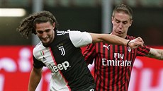 Andrea Conti (vpravo) z AC Milán a Adrien Rabiot z Juventusu bojují o mí.