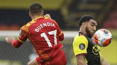 Emiliano Buendia (vlevo) z Norwiche a Troy Deeney z Watfordu bojují o balon.