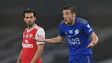 Jamie Vardy (vpravo) z Leicesteru se bhem utkání s Arsenalem diví.