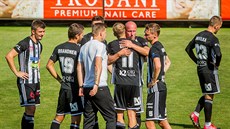 Lou�ící se Ivan Táborský (�elem) v dresu �eských Bud�jovic