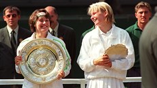 Po finále Wimbledonu v roce 1997 - vlevo vítězka Martina Hingisová, vedle ní...