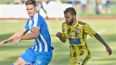 Radim Plesník (vlevo) z Vítkovic a Adam Ondrá�ek z Varnsdorfu v souboji o mí�