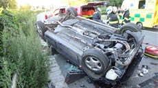 Auto se zítilo z mostu v hradeckých Malovicích (5. 7. 2020).