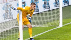 Spar�anský gólman Milan He�a si rovná ze� b�hem pohárového finále s Libercem.