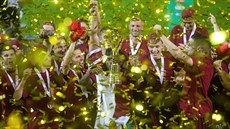Sparťanští fotbalisté křepčí s trofejí pro vítěze národního poháru.