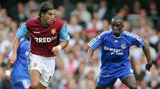 Milan Baro v dresu Aston Villy bhem duelu s Chelsea. (30. záí 2006)