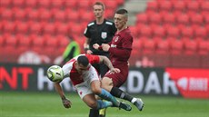 Spar�anský zálo�ník Ladislav Krej�í fauluje slávistu Nicolae Stancia p�ímo p�ed...