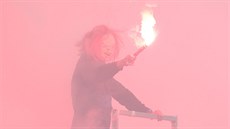 Panenka Chucky odpaluje pyrotechniku b�hem ligového zápasu Slavia - Sparta