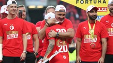 Trenér Jind�ich Trpi�ovský objímá zálo�níka Nicolae Stancia.