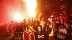 Fanouci Slavie se ped stadionem radují ze zisku mistrovského titulu.