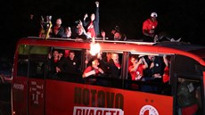 Fotbalisté Slavie si uívají mistrovské oslavy pi jízd autobusem s otevenou...