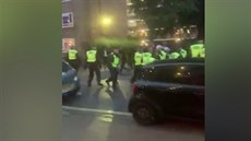 Úastníci nelegání párty napadli v Londýn policisty