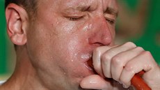 Joey Chestnut pekonává svtový rekord v pojídání hotdog (4. ervence 2020).