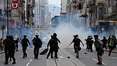 Policejní jednotky rozhánly protestující v ulicích Hongkongu slzným plynem a...