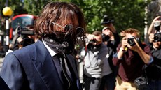 Johnny Depp pichází k soudu (Londýn, 7. ervence 2020).