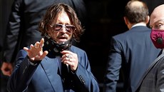 Johnny Depp pichází k soudu (Londýn, 7. ervence 2020).