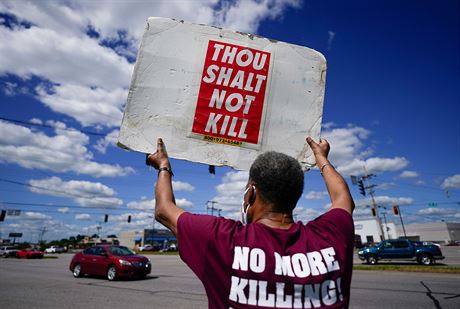 Lidé ped vznicí v Terre Haute v Indian protestovali proti trestu smrti. (14....