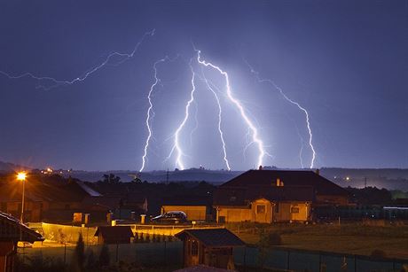 Nedlní veer a noc se na Morav a ve Slezsku objeví silné bouky (ilustraní foto).