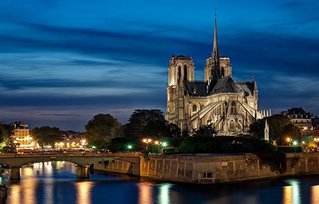 Paíská katedrála Notre Dame ped niivým poárem